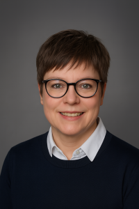 Portrait de conseillère en orientation scolaire basée en Ile de France, disponible en visio partout en France et à l'étranger.